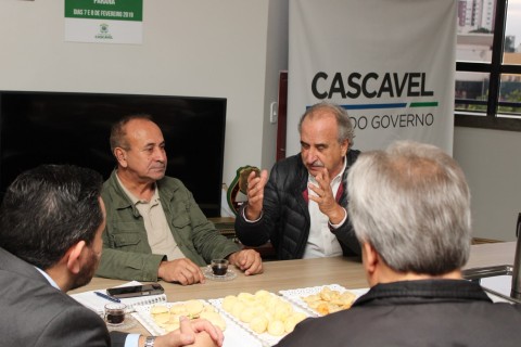 PREFEITO RENATO SILVA RECEBE  OS CARRAPICHOS PRA UM  CAFÉ DA MANHÃ.